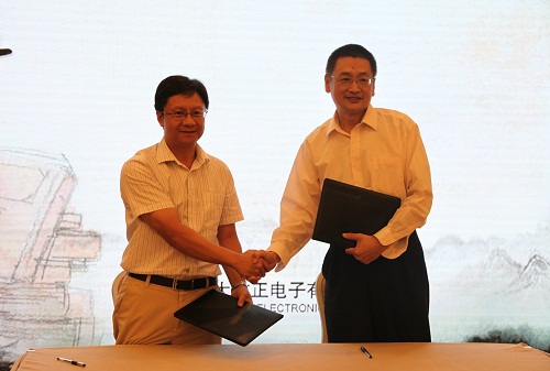 方正電子總裁楊斌(左)、國家開放大學出版傳媒集團總編輯、中央廣播電視大學出版社總編輯任巖(右)代表雙方簽約.jpg 方正電子總裁楊斌(左)、國家開放大學出版傳媒集團總編輯、中央廣播電視大學出版社總編輯任巖(右)代表雙方簽約.jpg